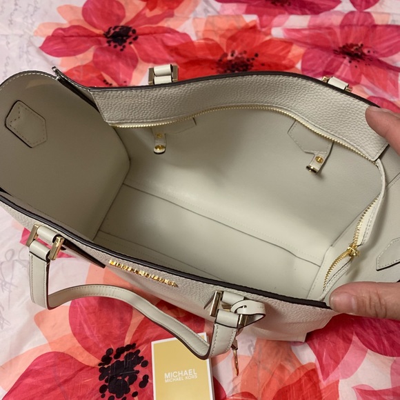 Micheal Kors purse - Picture 2 of 6